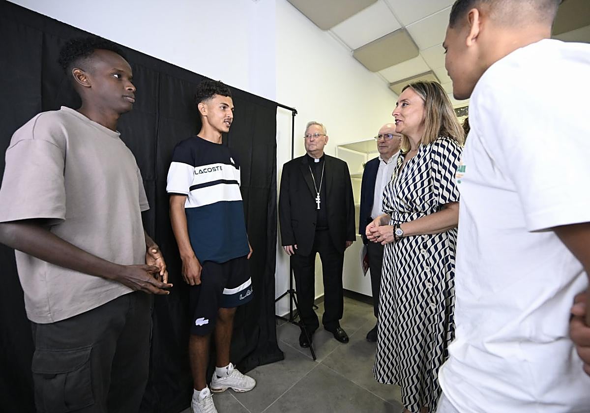 El obispo José Antonio Planes y Conchita Ruiz hablan con usuarios del nuevo centro, ayer.