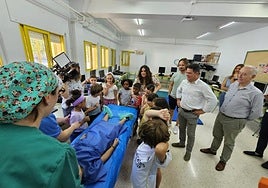 Personal sanitario, alumnos y profesores, ayer, en el colegio Basilio Sáez, durante la actividad.