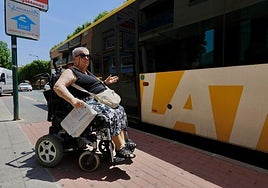 Antonia Gómez, el pasado jueves, en una de las paradas de Cabezo de Torres por donde pasa la línea 50.