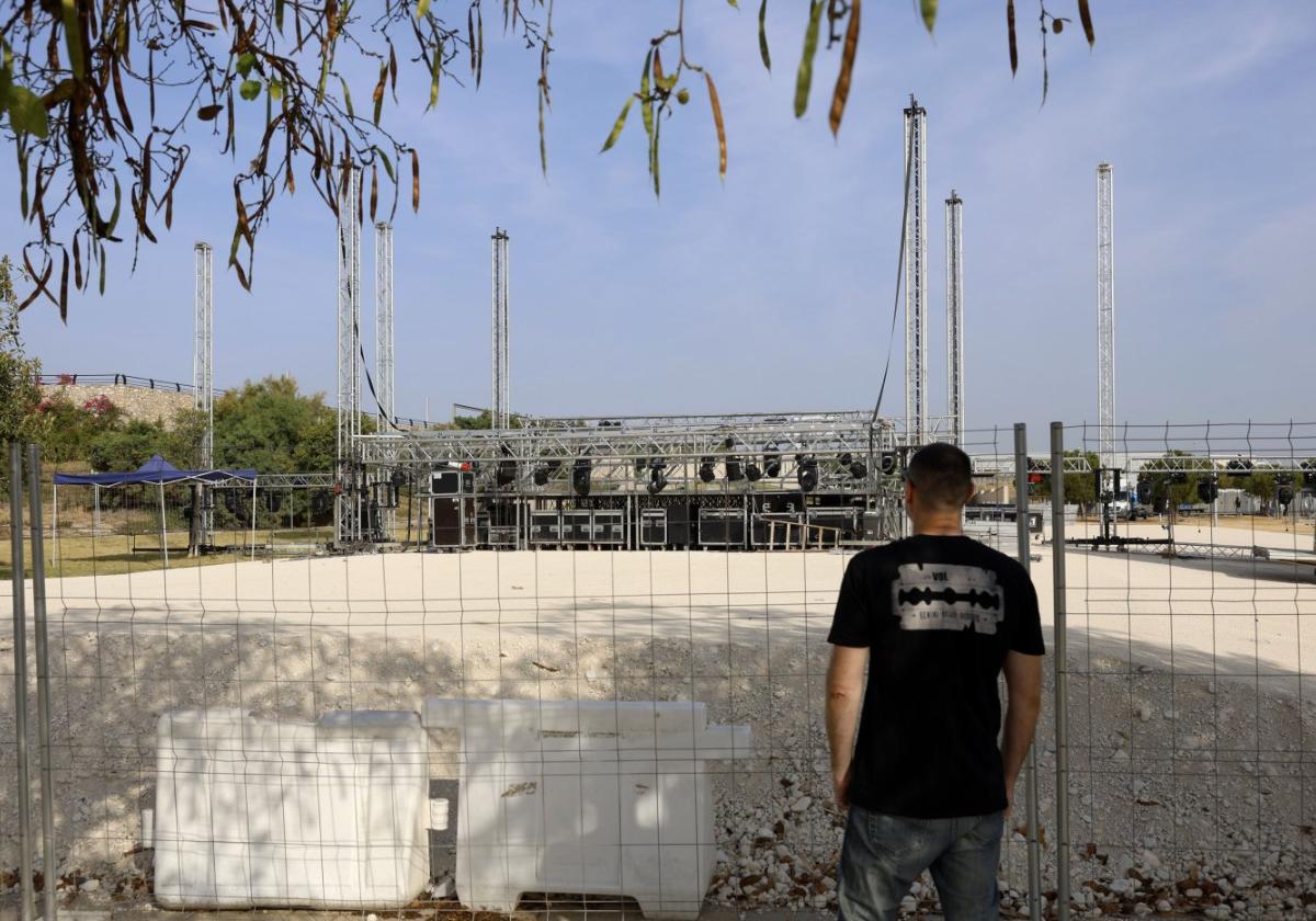 Instalación del escenario en la zona del nuevo Auditorio Thader, sobre un montículo de tierra compactada.