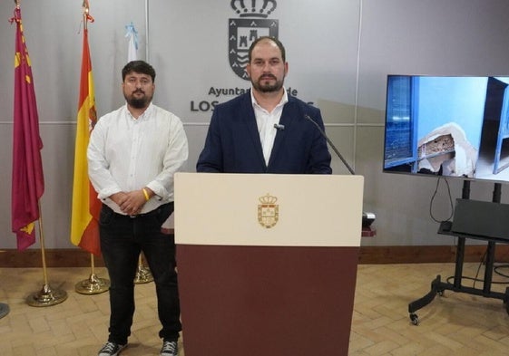 Mario Cervera, alcalde de Los Alcázares, en la rueda de prensa de ayer.