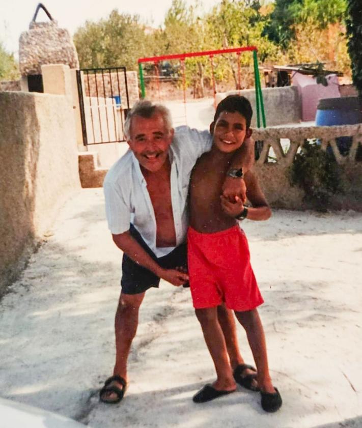 Imagen secundaria 2 - Mohamed, de niño, con su 'hermano' Juan Luis, durante uno de los veranos en Molina. Abajo, con el abuelo Aurelio, en el campo.