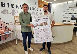 José Santiago Villa y Juan MIguel Férez con el cartel de las visitas.
