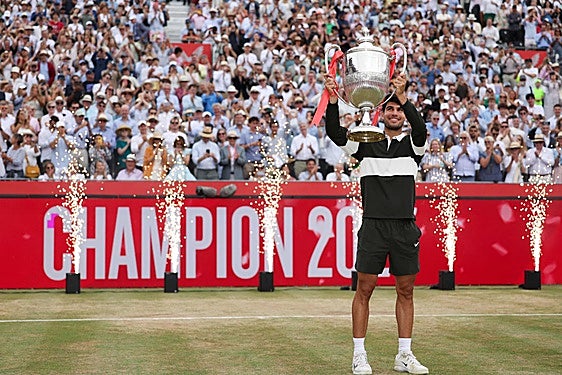 Alcaraz sostiene el trofeo de Queen's.
