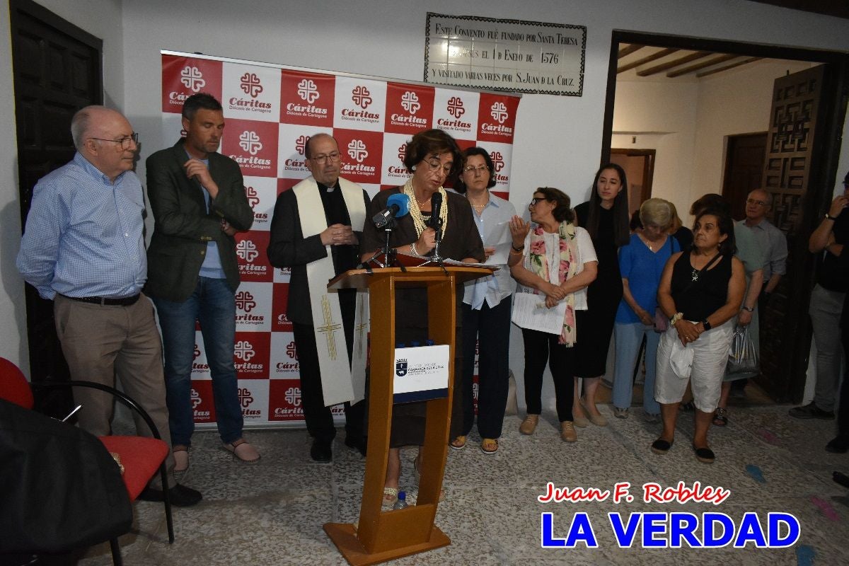 Imágenes de la inauguración de la Exposición Fotográfica de Cáritas en la vicaría Caravaca-Mula