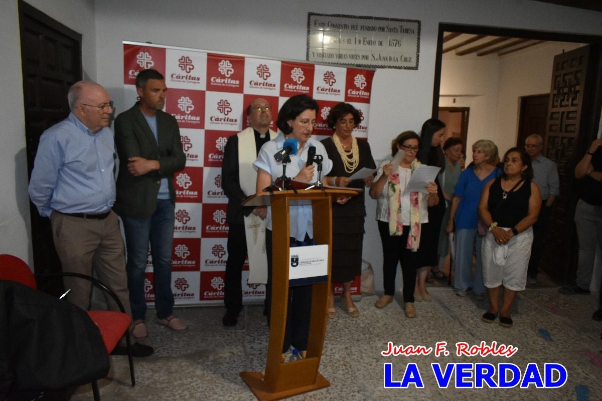 Imágenes de la inauguración de la Exposición Fotográfica de Cáritas en la vicaría Caravaca-Mula