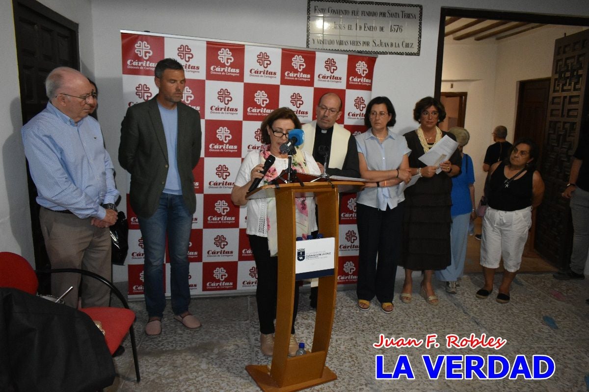 Imágenes de la inauguración de la Exposición Fotográfica de Cáritas en la vicaría Caravaca-Mula