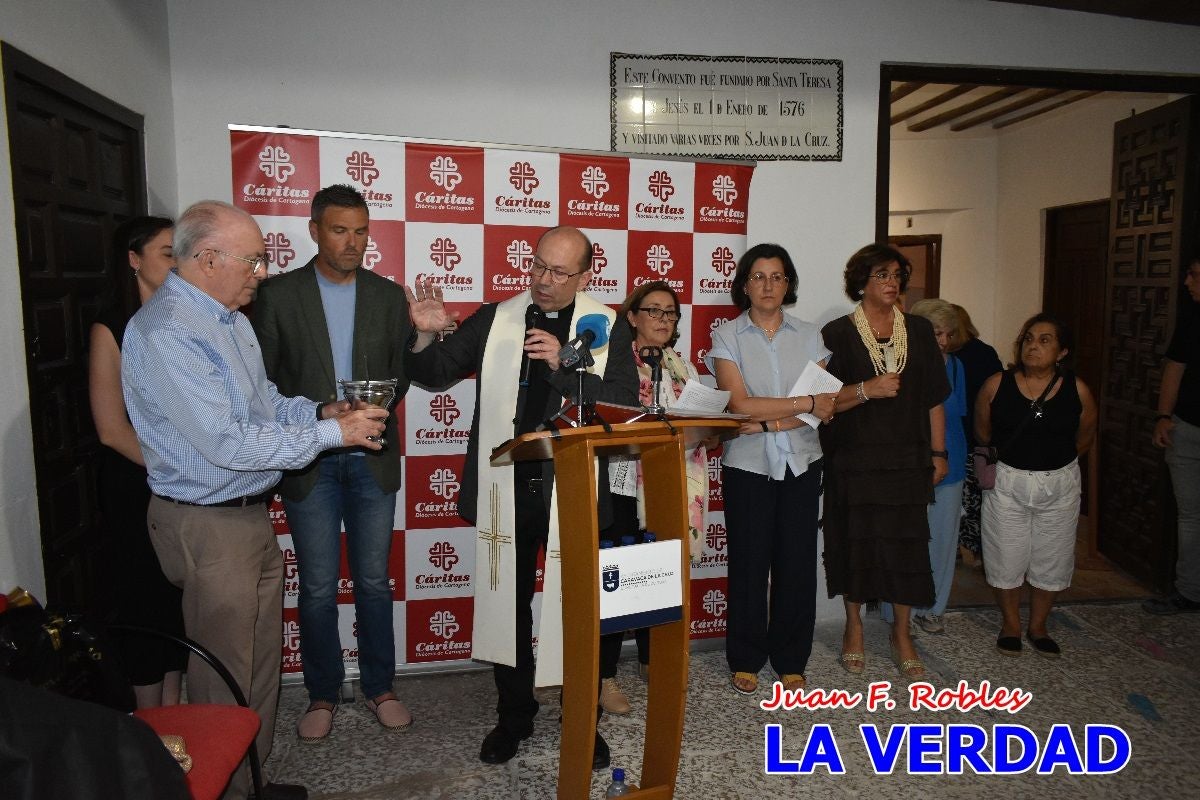 Imágenes de la inauguración de la Exposición Fotográfica de Cáritas en la vicaría Caravaca-Mula