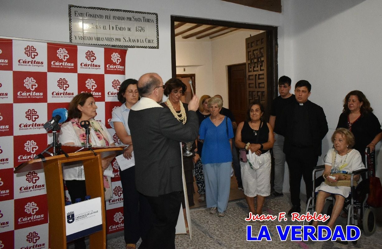 Imágenes de la inauguración de la Exposición Fotográfica de Cáritas en la vicaría Caravaca-Mula