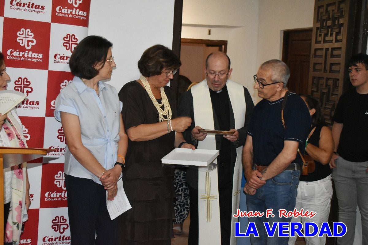 Imágenes de la inauguración de la Exposición Fotográfica de Cáritas en la vicaría Caravaca-Mula
