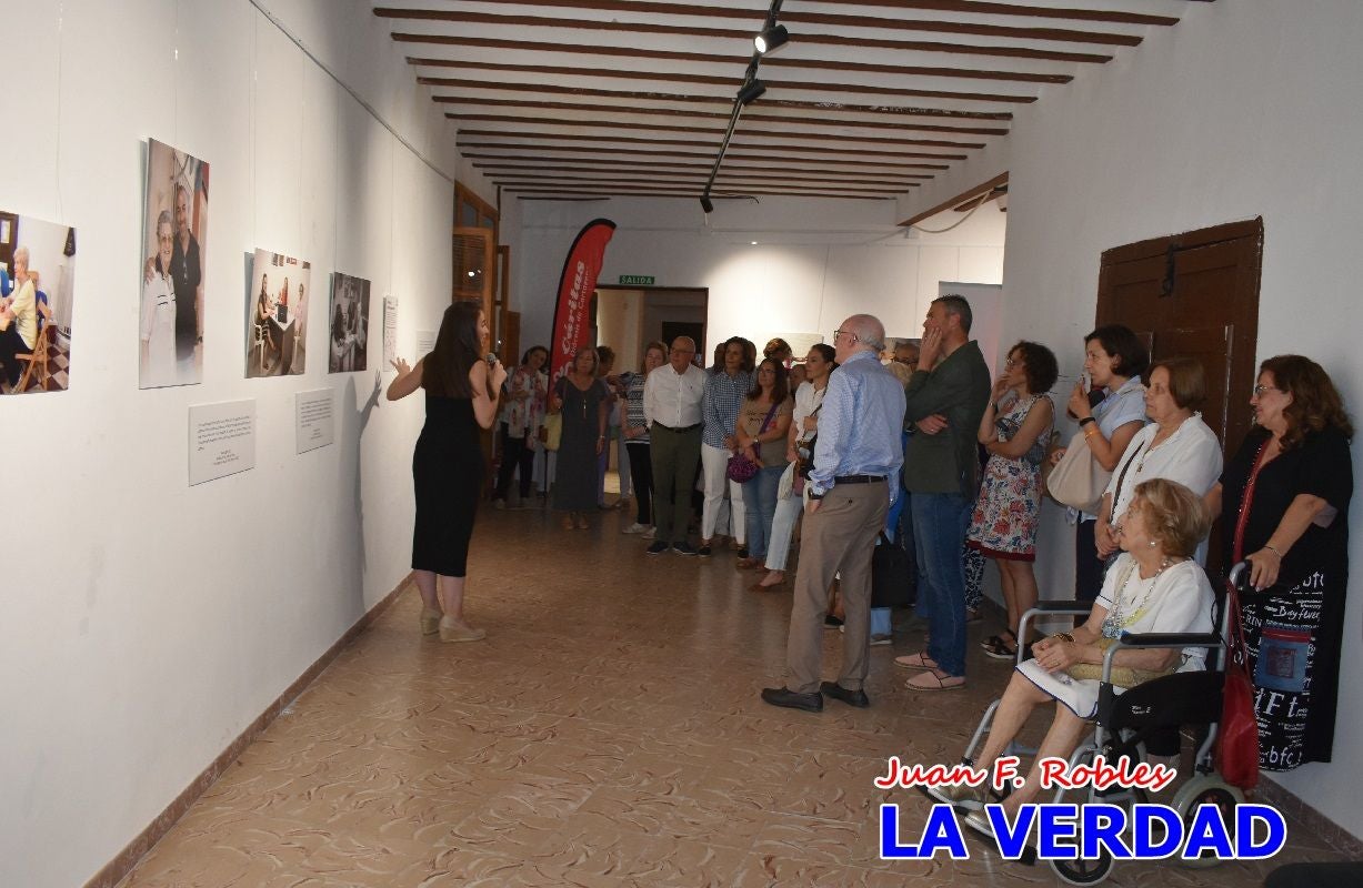 Imágenes de la inauguración de la Exposición Fotográfica de Cáritas en la vicaría Caravaca-Mula