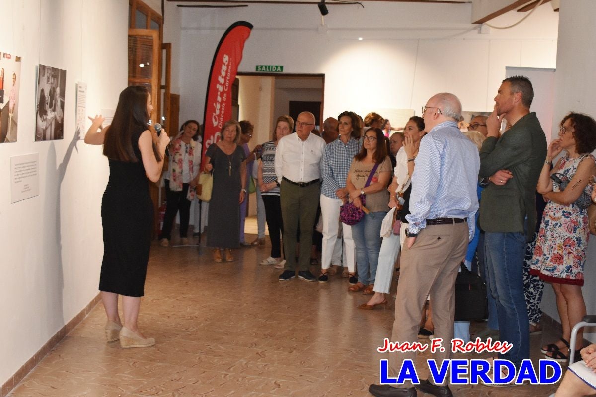 Imágenes de la inauguración de la Exposición Fotográfica de Cáritas en la vicaría Caravaca-Mula