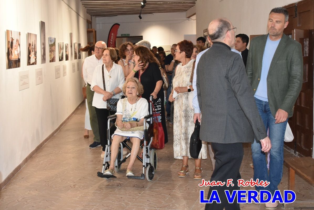 Imágenes de la inauguración de la Exposición Fotográfica de Cáritas en la vicaría Caravaca-Mula
