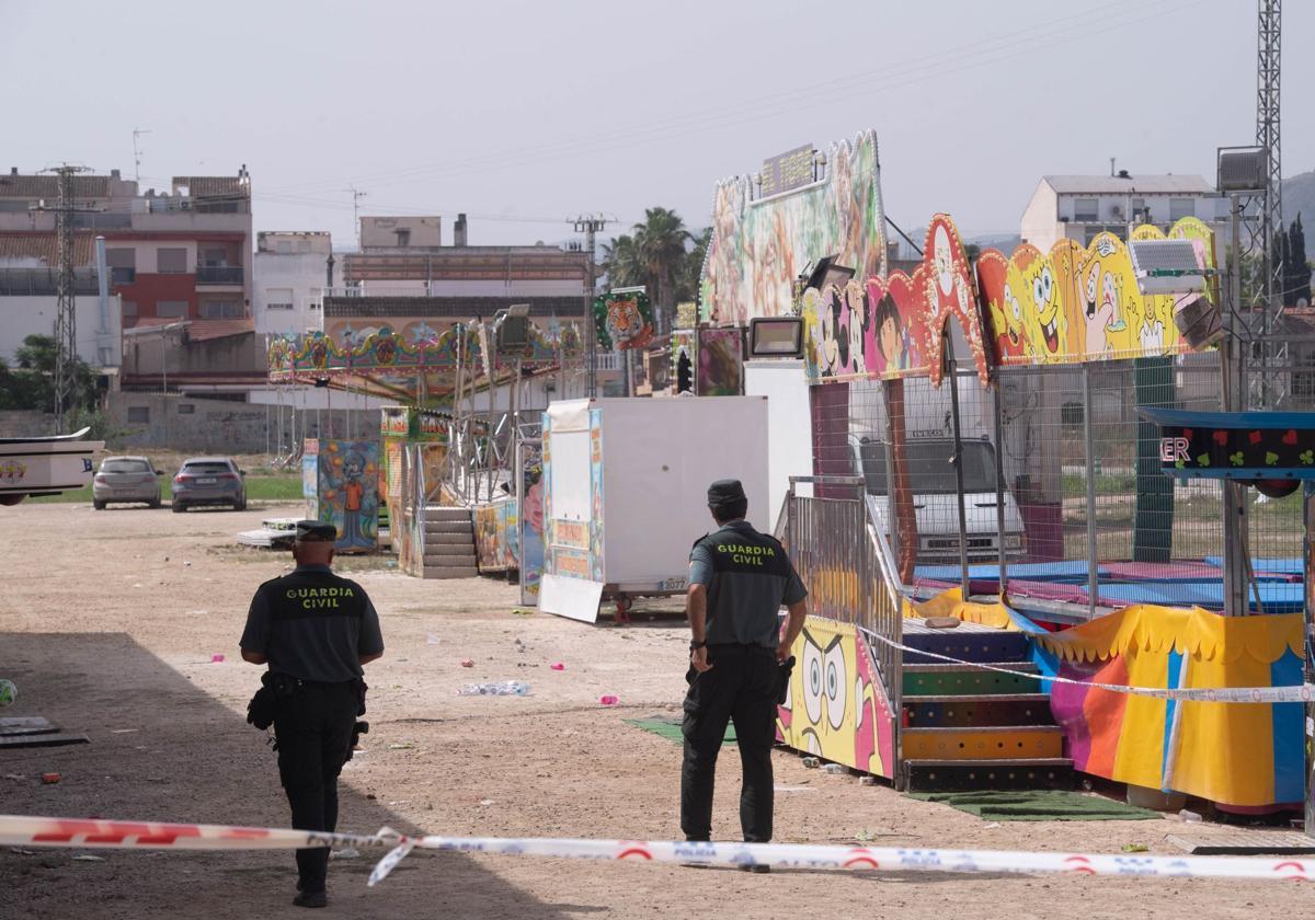 Dos guardias civiles recorren el recinto de Alquerías donde estaba instalada la atracción en la que murió la niña.