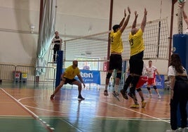 Un último baile sobre la red.Dos jugadores del Santomera saltan para bloquear un remate rival.