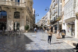 Imagen de archivo de la calle del Carmen con el sol dando de lleno.