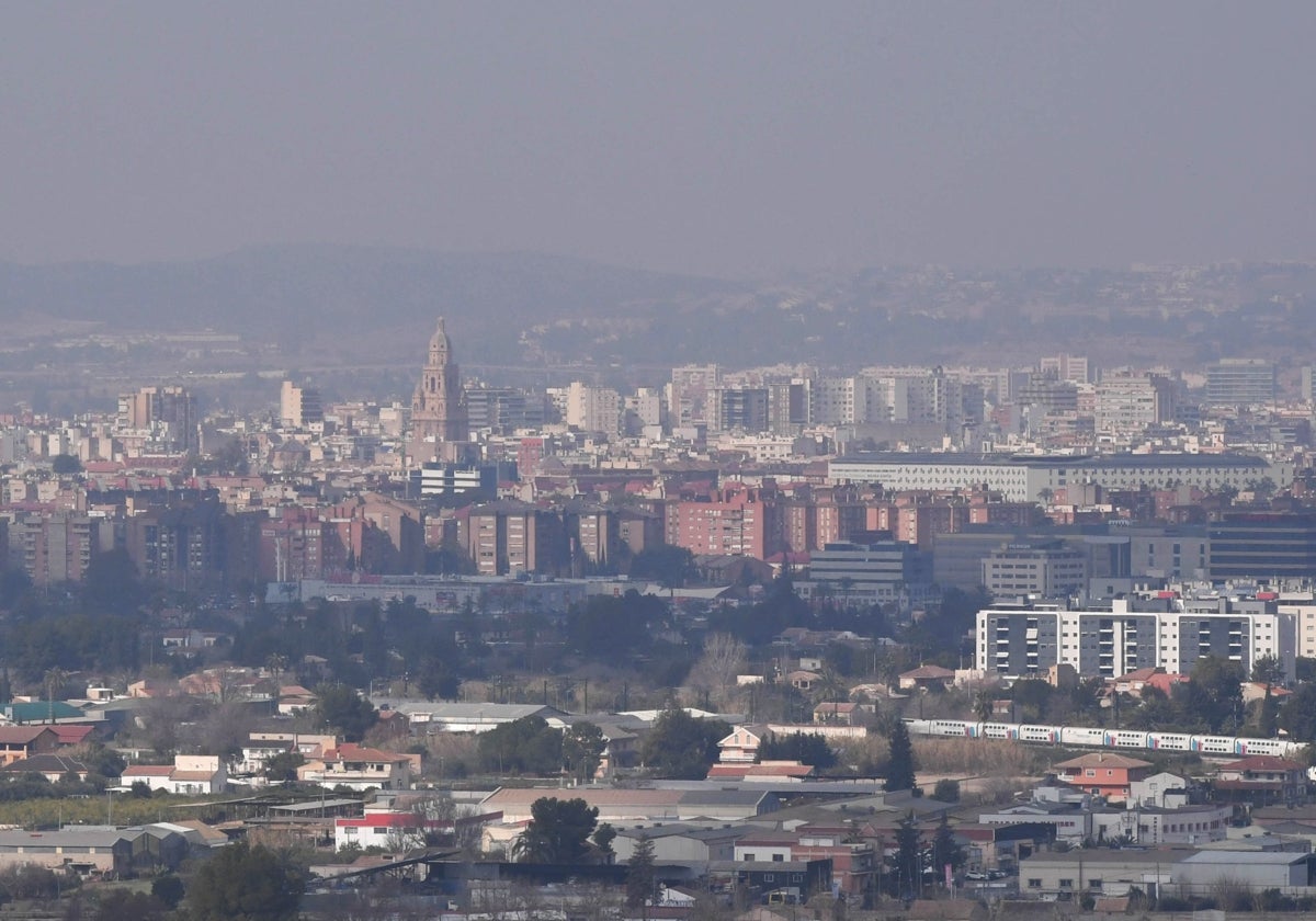 Una boina de contaminación cubre la ciudad de Murcia, en una imagen de archivo.