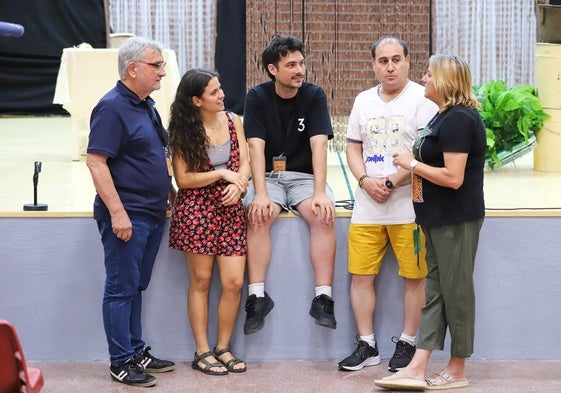 Joan Pàmies, Natalia Zamora, Oriol Pàmies, y los presos Antonio y Begoña, este lunes en la prisión de Campos del Río.