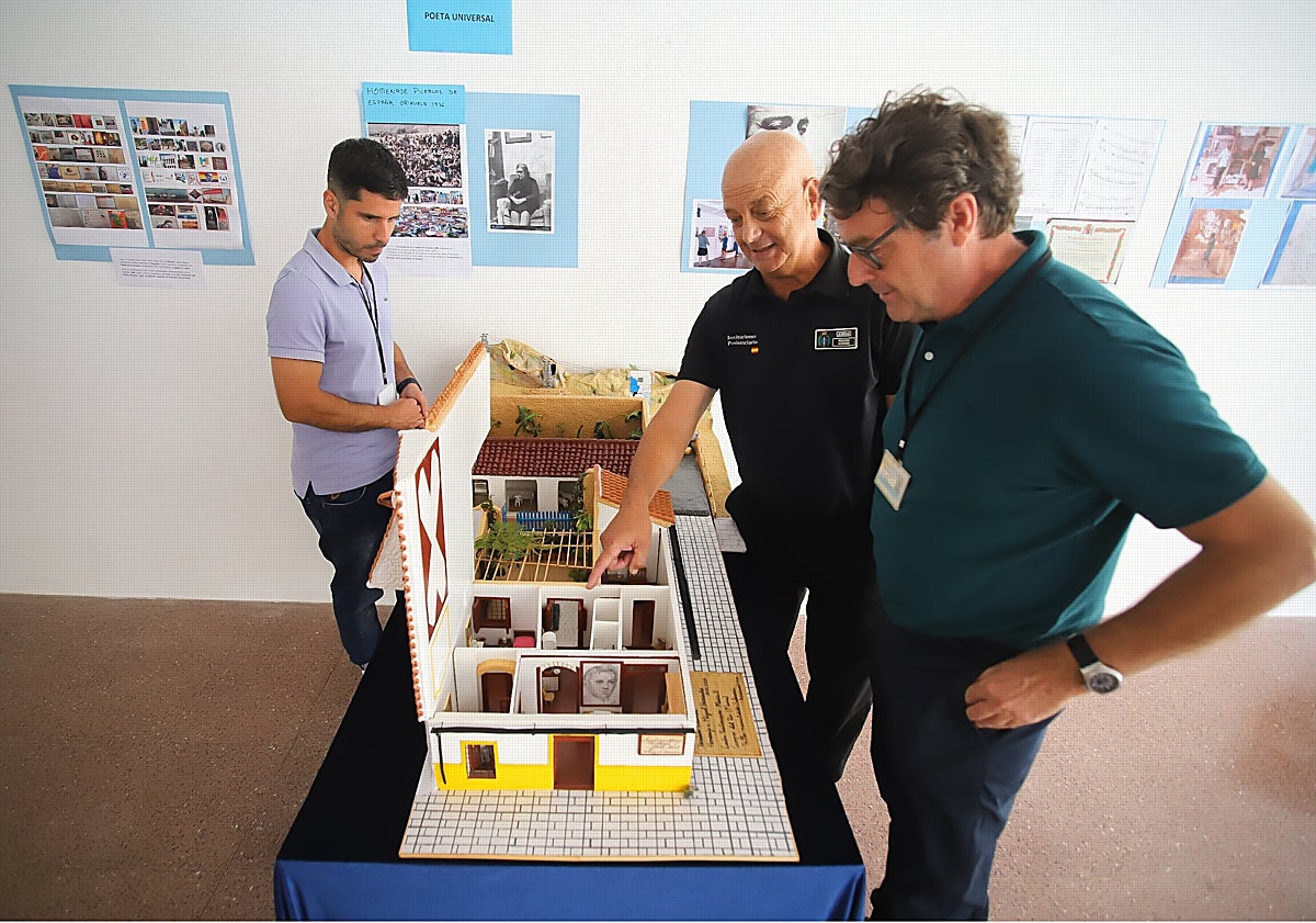 Imagen principal - El director de la prisión, Jesús Fernández, con Santiago Reche, a la izquierda, y el funcionario Paco Abellán, con una maqueta de la casa-museo del poeta realizada por los internos; Antonio y Begoña, internos de Campos del Río, en los extremos, flanqueando a la actriz Natalia Zamora y al director Oriol Pàmies. Y la actriz Natalia Zamora durante la entrevista con LA VERDAD en la prisión.