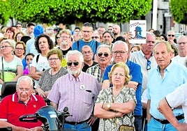 Asistentes a la concentración ciudadana convocada por Stop Biogás el 28 de mayo en Las Torres.