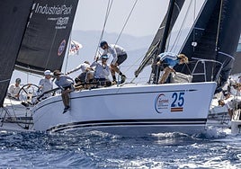Los tripulantes del 'Pez de Abril', ayer durante la última regata del Campeonato Mundial Swan One Design.