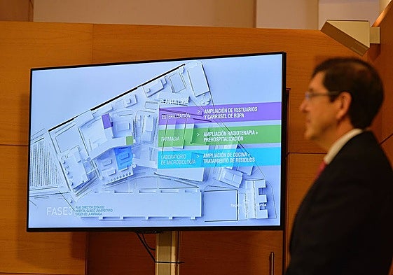 El exconsejero de Salud Manuel Villegas presentó en 2019 el proyecto de ampliación, en un acto presidido por Fernando López Miras.