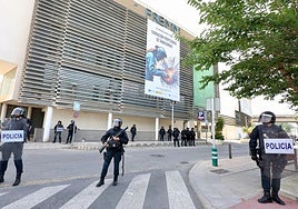 Los antidisturbios en la sede de la Fremm durante la protesta de los trabajadores de Navantia.