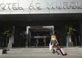 Una joven llega a un hotel de Murcia, en una imagen de archivo.