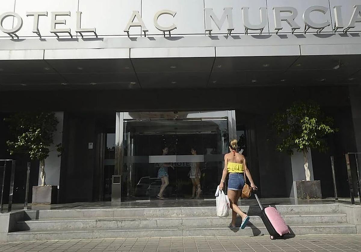Una joven llega a un hotel de Murcia, en una imagen de archivo.