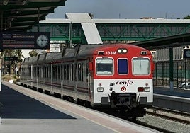 Uno de los trenes Cercanías en la estación de Murcia, en una imagen de archivo.