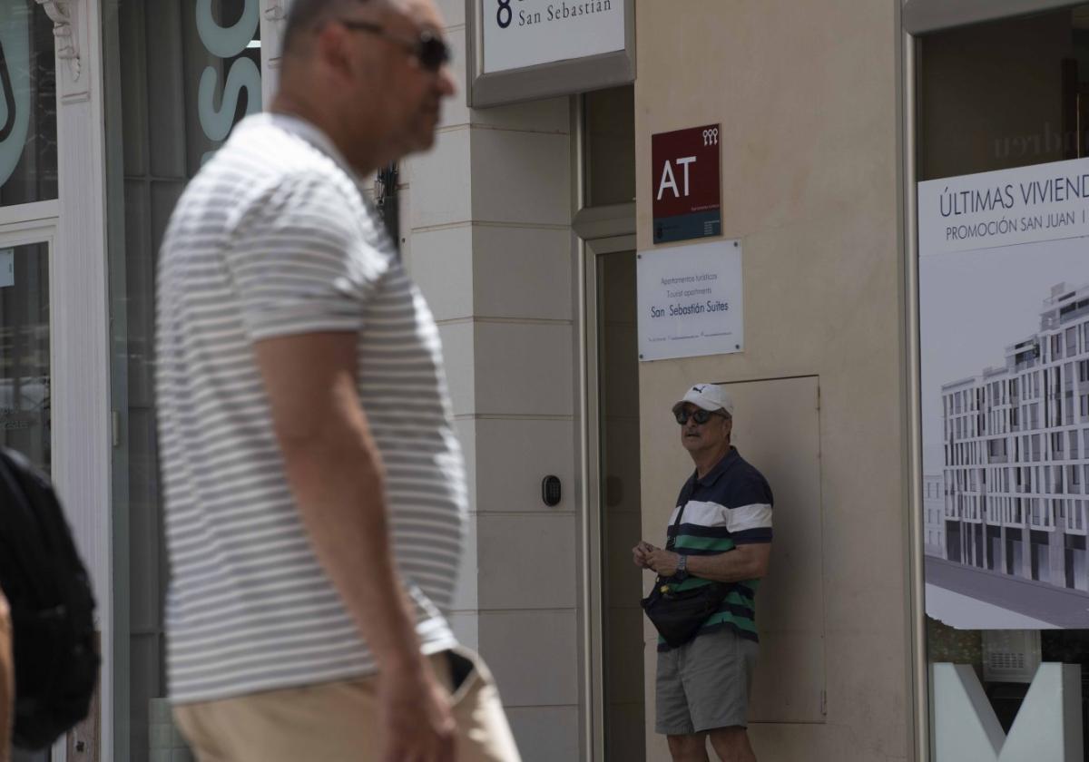 Un edificio con la placa oficial de apartamentos turísticos, en el centro de Cartagena, ayer.