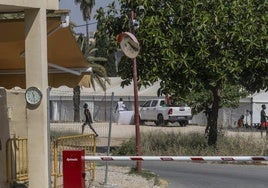 Grupos de migrantes deambulan por el interior del Hospital Naval, junto a las carpas.