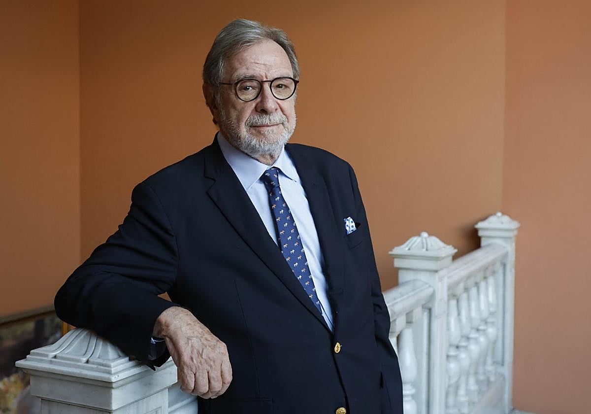 Juan Luis Cebrián sigue ejerciendo el periodismo con 81 años.