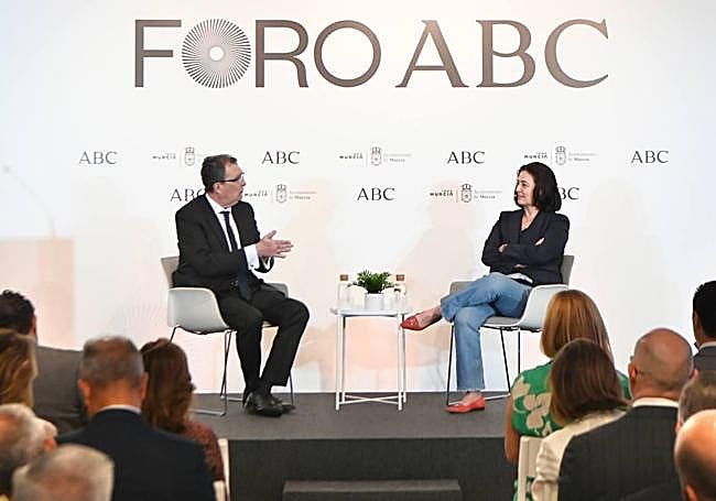 El alcalde José Ballesta, durante el coloquio con la periodista Rosa Belmonte.
