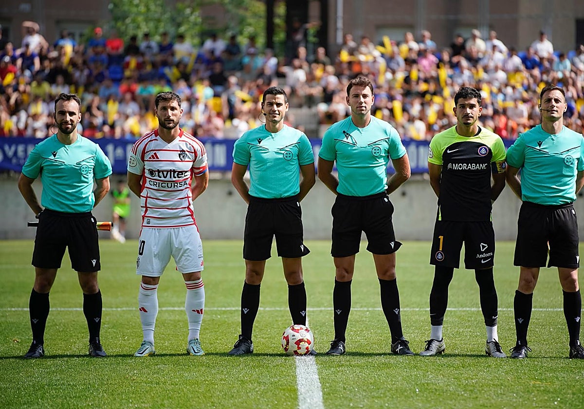 El árbitro cartagenero Ojaos Valera, con el balón en la bota izquierda, antes de dirigir el partido de ida por el ascenso a Segunda División entre el Andorra y la Ponferradina.