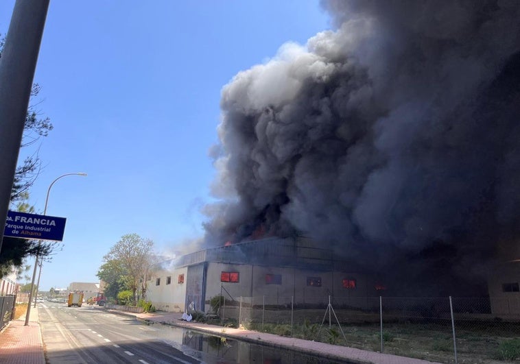 Incendio en la nave del polígono de Alhama de Murcia.