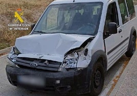 El vehículo que colisionó con el camión con la parte delantera dañada.