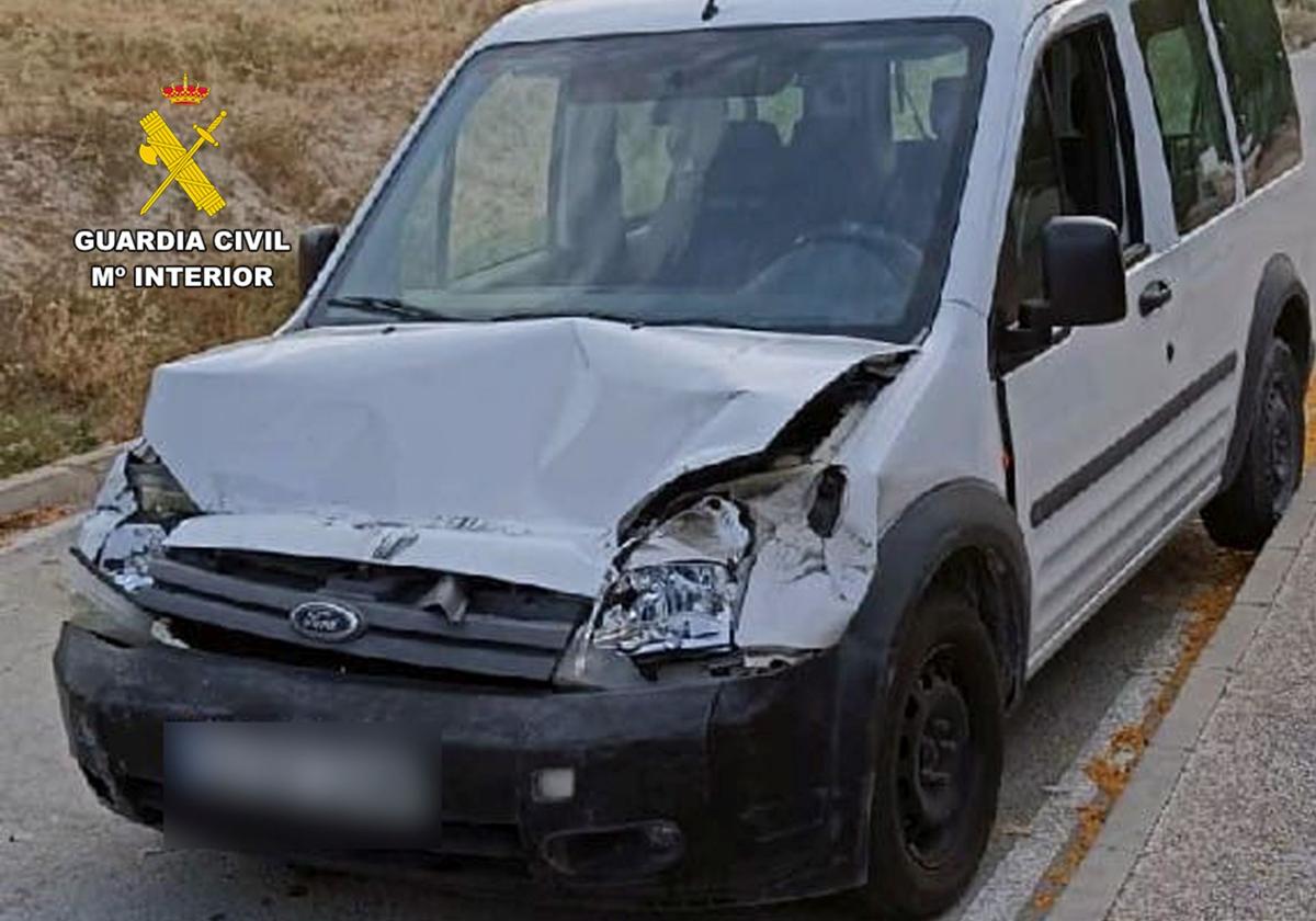 El vehículo que colisionó con el camión con la parte delantera dañada.