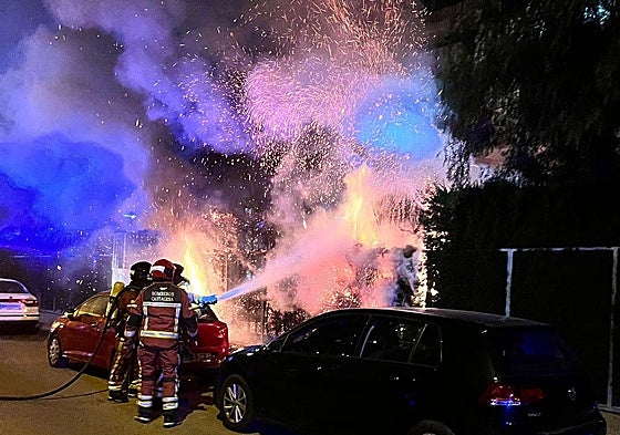 Los bomberos apagando un incendio.