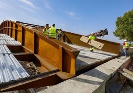Los operarios trabajan en el puente de El Raal este miércoles.