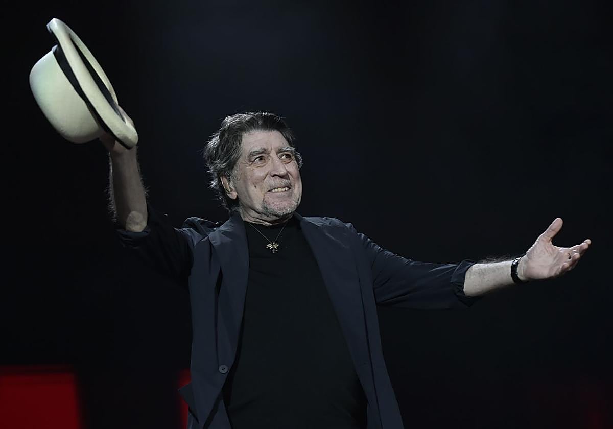 El cantautor Joaquín Sabina, emocionado, durante el concierto que ofreció este miércoles en la plaza de toros de Murcia.