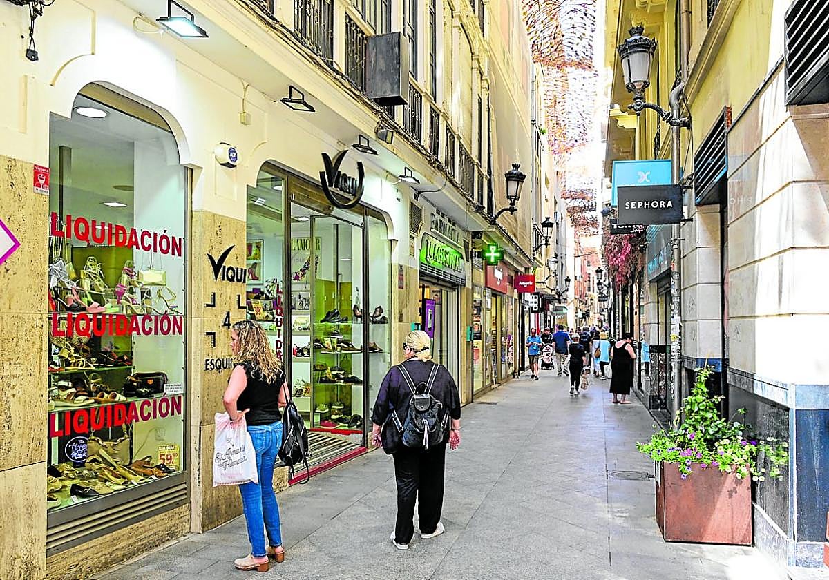 Clientes y viandantes, la semana pasada, en la calle de Platería.