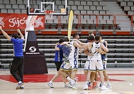 Los jugadores molinenses se abrazan tras la consecución de su ascenso a Segunda FEB.