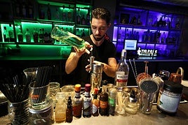 Diego Riveriego se concentra en la preparación de varios cócteles esta semana tras la barra de Entropía.