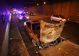 El coche incendiado, dentro del túnel de la autovía MU-30.