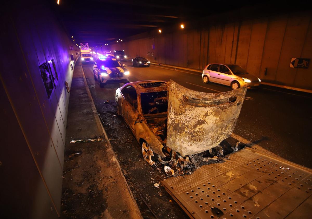 El coche incendiado, dentro del túnel de la autovía MU-30.
