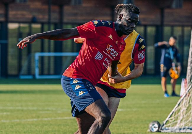 Mario Balotelli, durante un entrenamiento con el Genoa, su último equipo la temporada pasada.