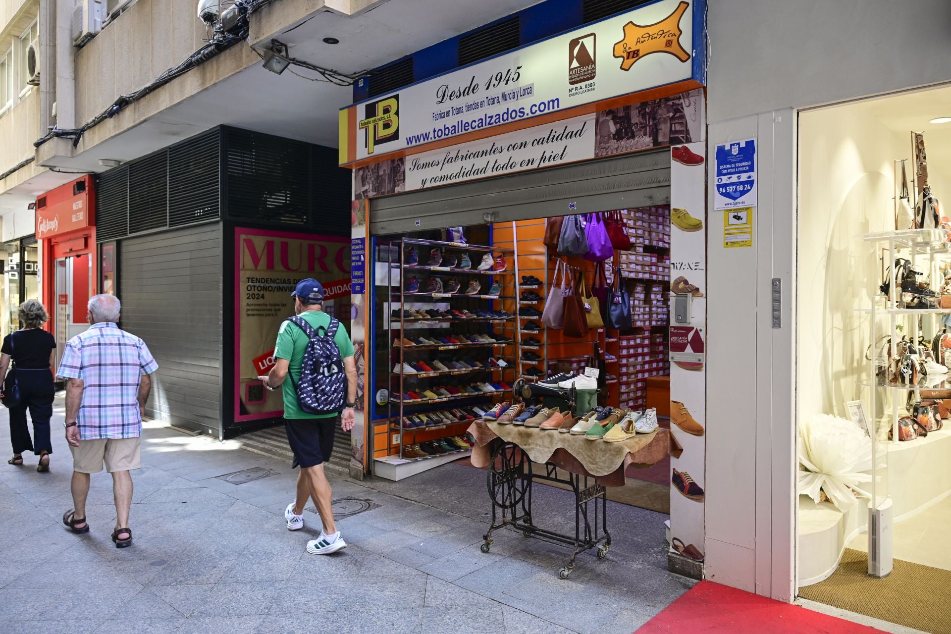 El comercio del centro de Murcia languidece en verano, en imágenes