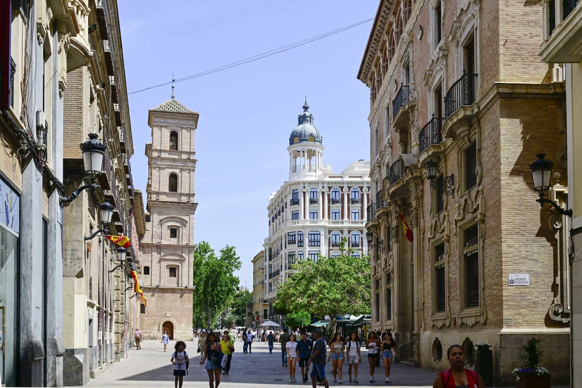 El comercio del centro de Murcia languidece en verano, en imágenes