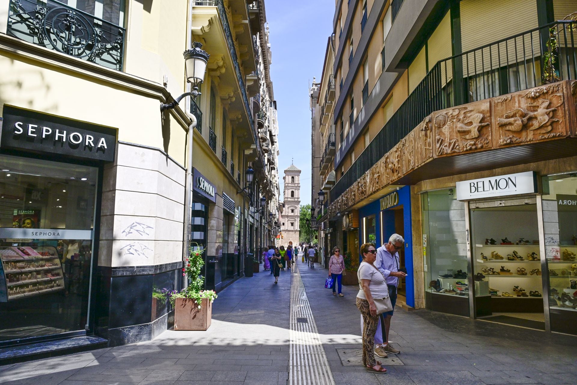 El comercio del centro de Murcia languidece en verano, en imágenes